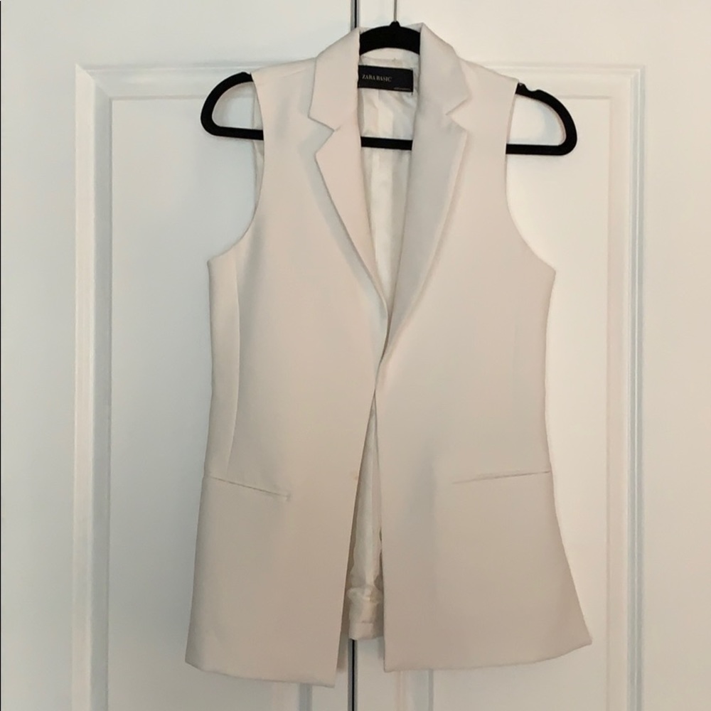 White sleeveless blazer from Zara
